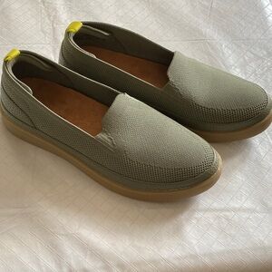 New Vionic Sidney Olive Green Slip-On Knit Sneaker
